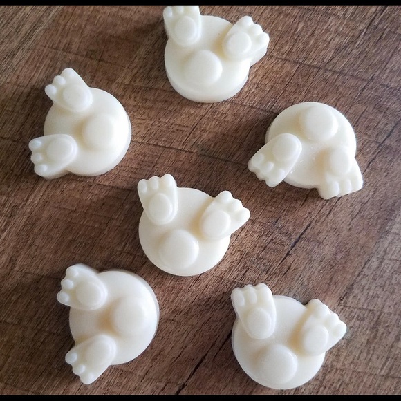 WicketyWax Soy Candles Other - Hand Made Fresh Linen Scented Bunny Bum Wax Melts